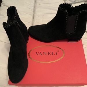 Vaneli Aska suede booties